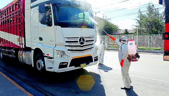 Dirección Regional de Transportes fumigan camiones en Carretera Central 