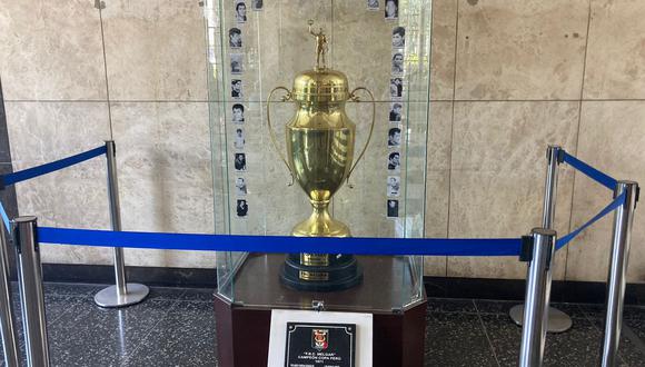 Ciudadanos pueden observar el trofeo de los campeones del FBC Melgar del 71| Foto: Soledad Morales