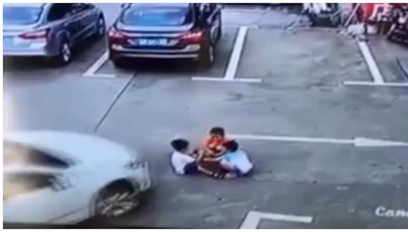 YouTube: mujer atropella a tres niños que jugaban en estacionamiento (VIDEO)