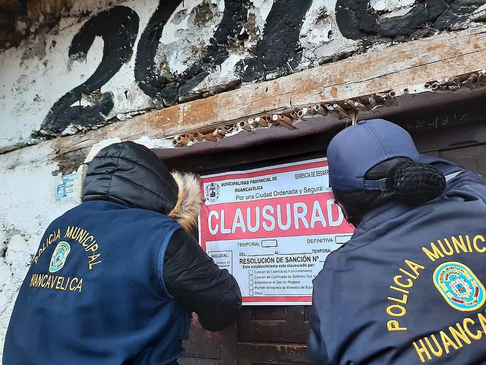 Huancavelica: Ampayan a 18 jóvenes libando dentro de local clandestino