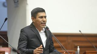 Congresista Álex Flores intenta defender lo ocurrido con periodistas de Cuarto Poder en Cajamarca