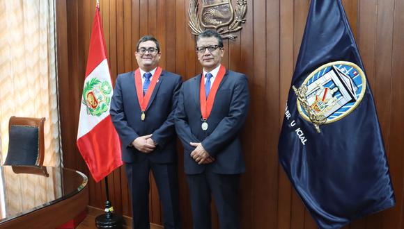 Johnny Cáceres Valencia, junto a nuevo presidente de la Corte Superior de Justicia de Arequipa, César de la Cuba Chirinos. (Foto: Difusión)