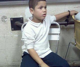 EE.UU.: Niño hispano es detenido por robo de 5 dólares