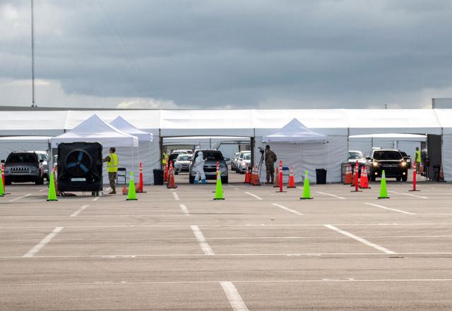 Miembros de la Guardia Nacional del Ejército fueron desplegados en el lugar de pruebas en el estacionamiento del estadio Super Bowl del Hard Rock Café en Miami, Florida. (Foto: EFE)