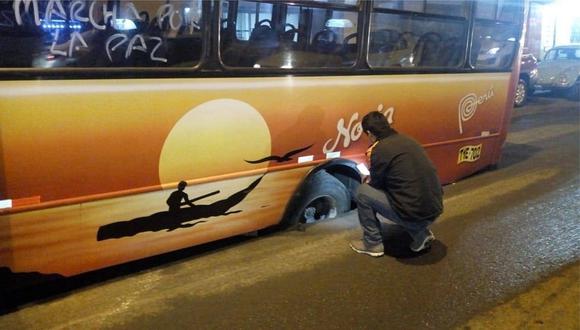 Microbús de la empresa Huanchaco queda atascado en un hueco (FOTOS) 