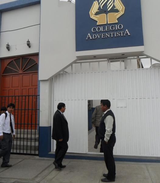 Tres pistoleros asaltan colegio 28 de Julio