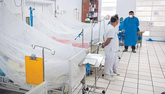 Coordinador de Uviclin de Dengue, Luis Espinoza, dijo que atienden a más de 100 pacientes diarios que provienen de Ayabaca, Talara, Paita y Tumbes. Urge más personal médico en el nosocomio.