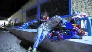 Piura: Pobladores duermen en la calle para vacunarse