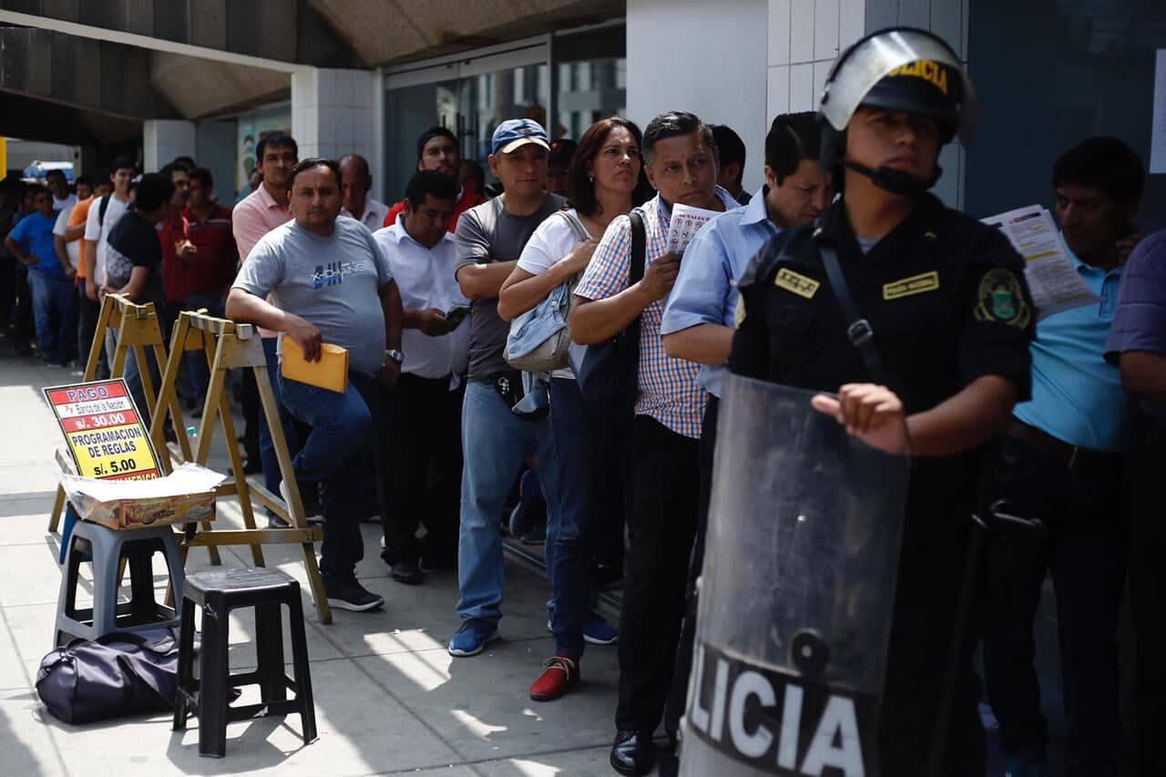 Lince: se registran largas colas por falta de atención en el Touring. Fotos: Joel Alonso/ GEC