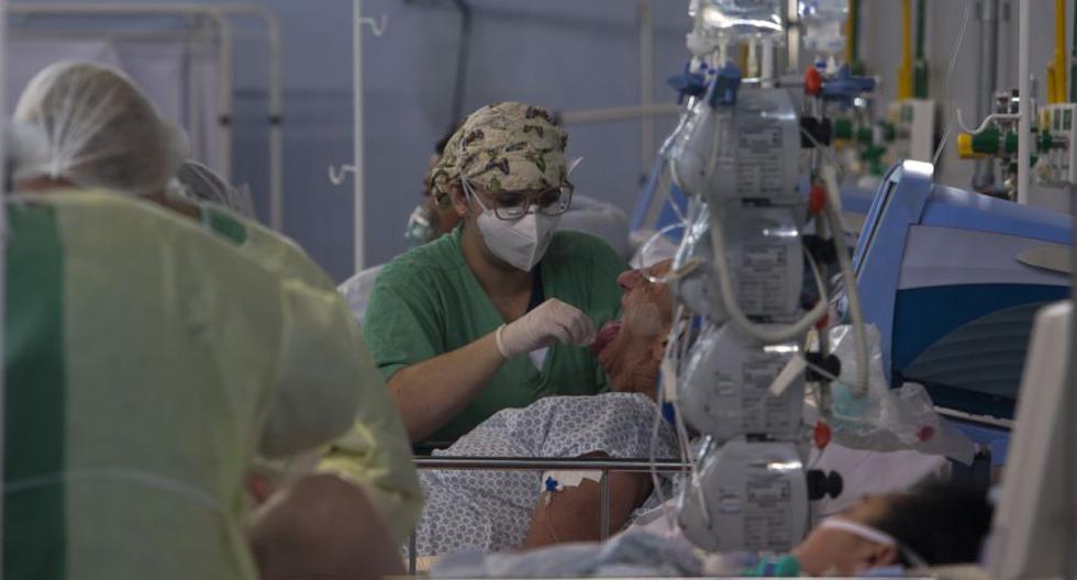 Un paciente afectado por el coronavirus COVID-19 es tratado en un hospital de campaña instalado en un gimnasio deportivo, en Santo Andre, estado de Sao Paulo, Brasil, el 11 de mayo de 2020. (AFP / Miguel SCHINCARIOL).