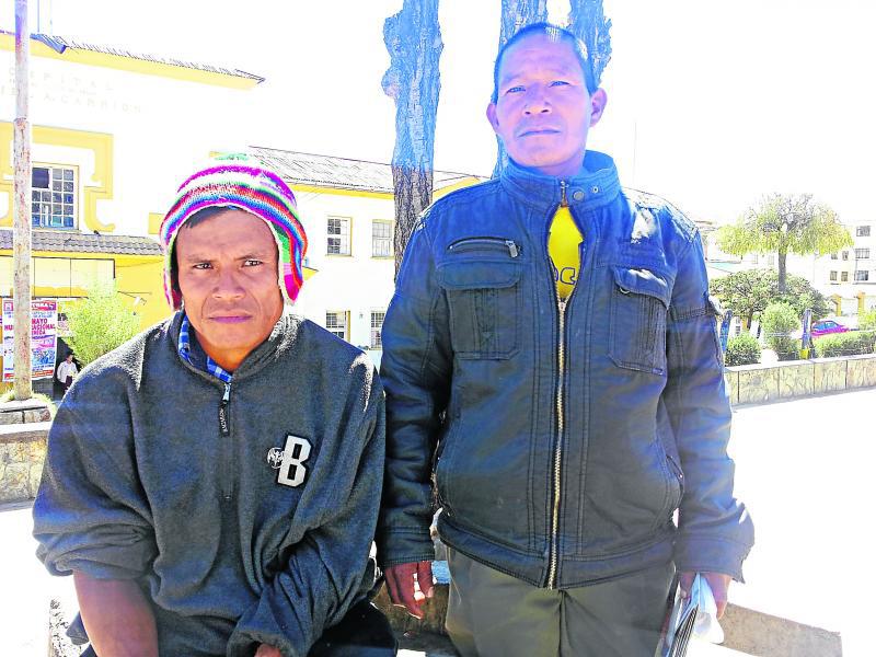 Familiares de pacientes sobreviven con plátanos y pan