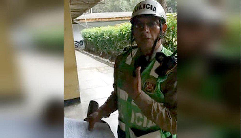 Policía interviene a un colega suyo por manejar sin SOAT ni brevete y protagonizan altercado en vivo (VIDEO)