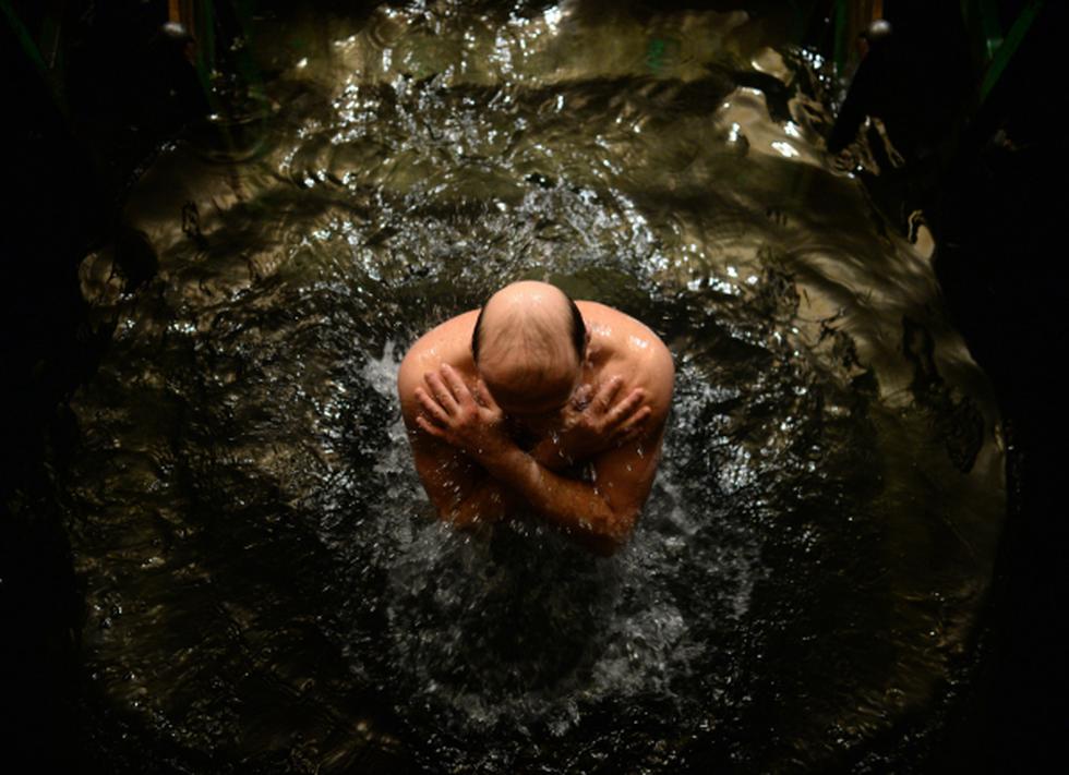Rusos celebraron la Epifanía con baños en agua helada (FOTOS)