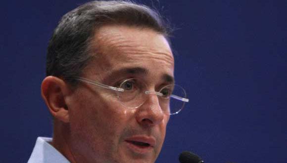 Álvaro Uribe elogia posición de Perú de "no negociar con el terrorismo"