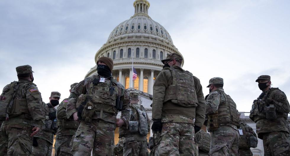 Miembros de la Guardia Nacional se paran en el Frente Este del Capitolio de los Estados Unidos al anochecer, mientras continúan los preparativos para la toma de posesión de Joe Biden como el 46o presidente de los Estados Unidos, en Washington. (EFE/MICHAEL REYNOLDS).