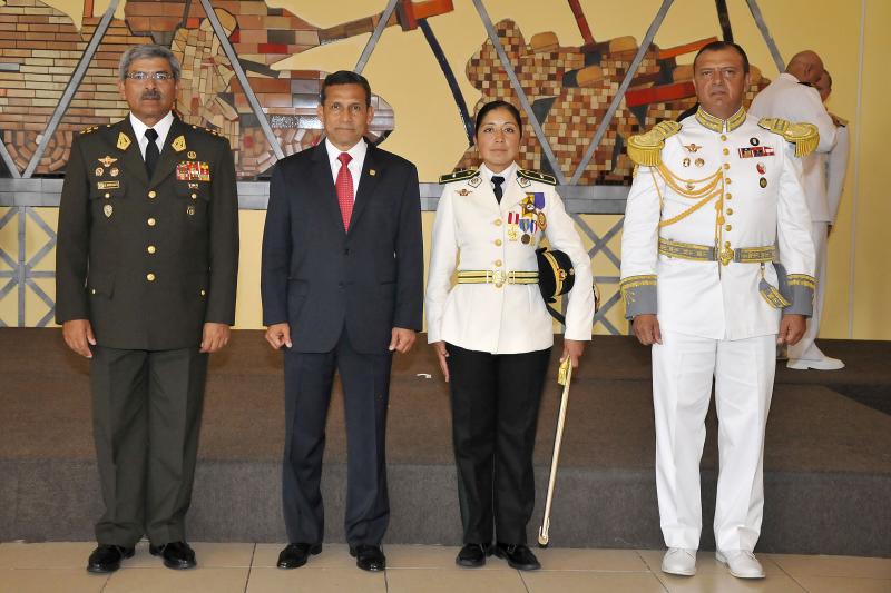 Peruana recibe por primera vez la "Espada de honor" del Ejército
