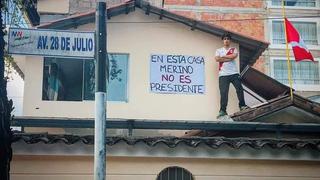 Foto de joven en el techo de su casa en Cusco con singular mensaje se viraliza 