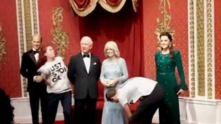 Activistas le lanzan tortas al rostro de la figura de cera de Carlos III (VIDEO)