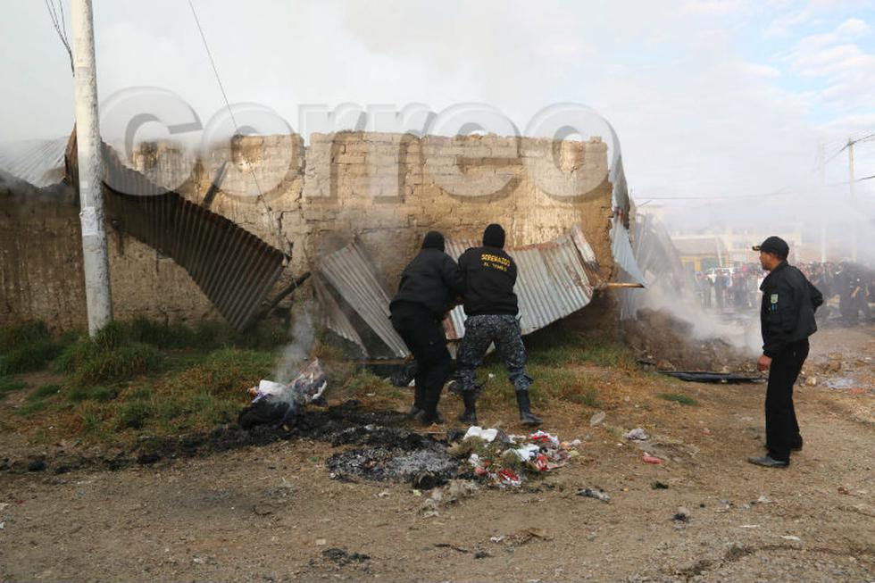 Voraz incendio consume local de reciclaje y molino de granos 
