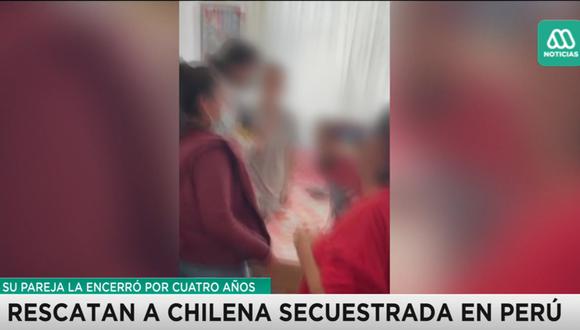 La ciudadana chilena pedía auxilio a través de notas que hacía en papel y colocaba en la ventana de su habitación. (Foto: Captura de video)
