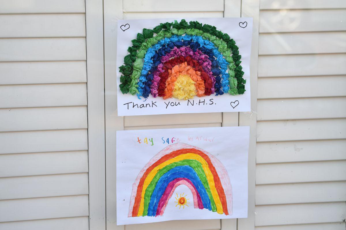 En la ventana de una casa en Arundel, en el sur de Inglaterra, se ven imágenes de arcoíris que ofrecen mensajes de esperanza al público y apoyo al NHS (Servicio Nacional de Salud) (Foto: Glyn Kirk / AFP)