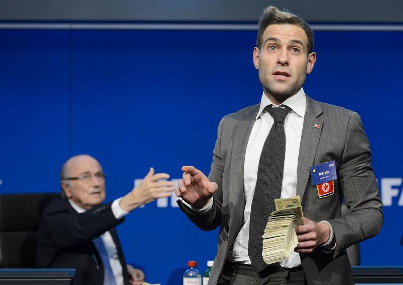 ​FIFA denuncia a comediante que arrojó billetes a Joseph Blatter