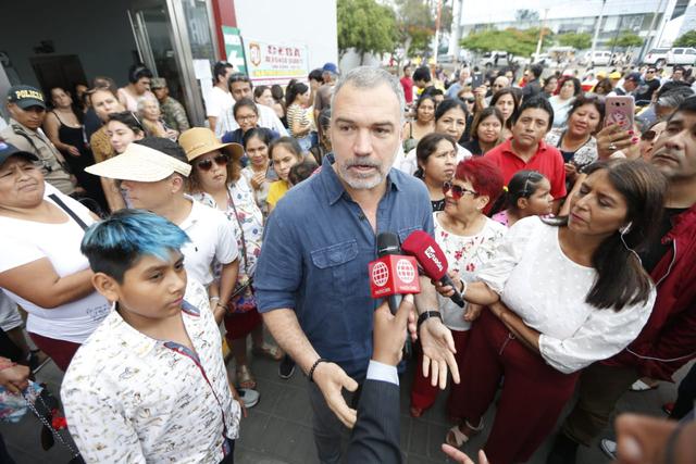 Salvador del Solar reaparece y vota en colegio Alfonso Ugarte de San Isidro. Fotos: Francisco Neyra/GEC