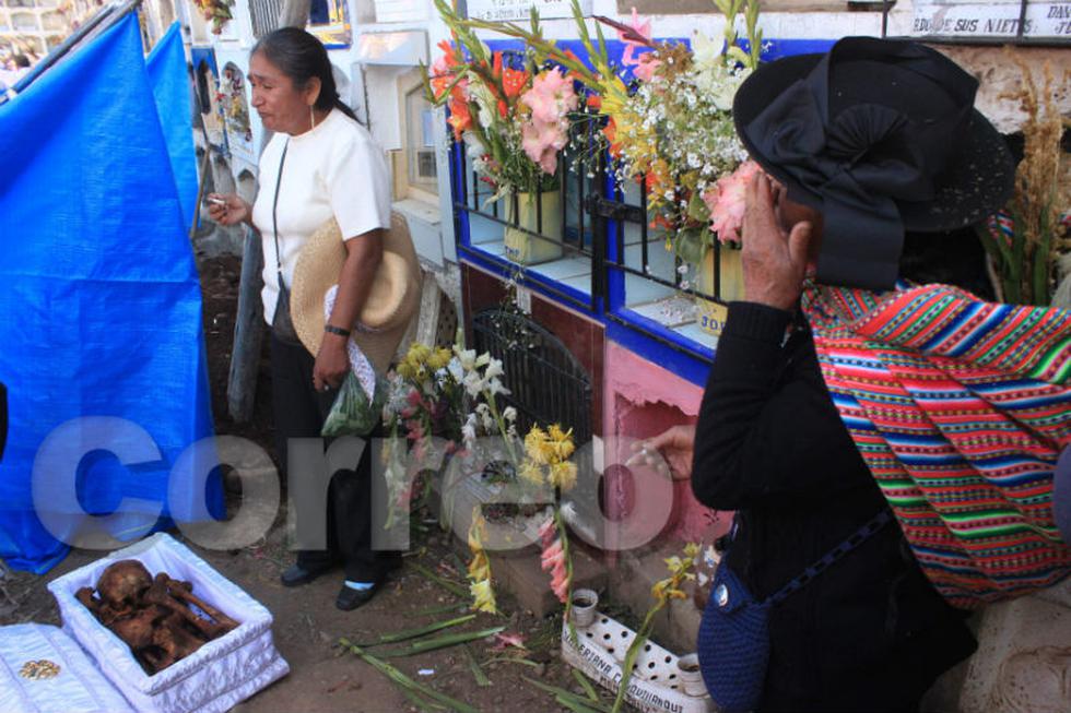 Exhuman restos de mujer  a ritmo de santiago (VIDEO)