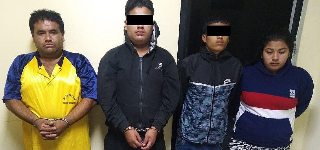 Capturan a menores que asaltaban al paso en un auto Tico 