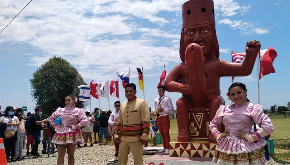 Agrupación de “Chitelo y Los Waychukos del Perú” llegó a Moche y admiró monumento a la fertilidad. (Foto: Municipalidad Distrital de Moche)