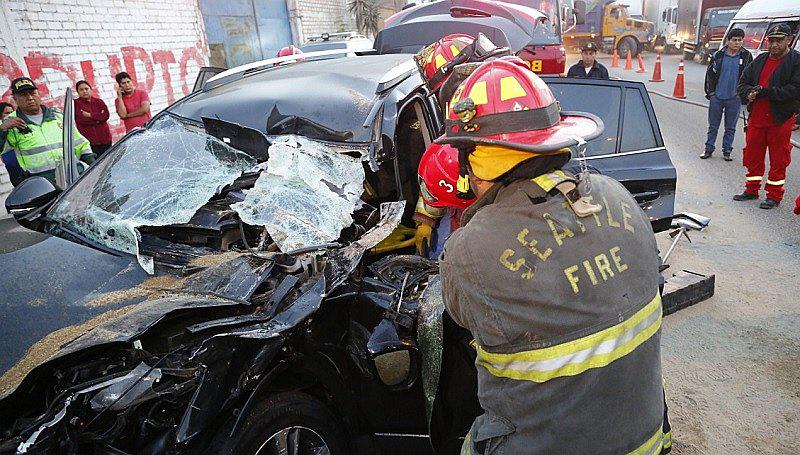 Conductor de camioneta herido tras impactar contra volquete en la Av. Ramiro Prialé (VIDEO)
