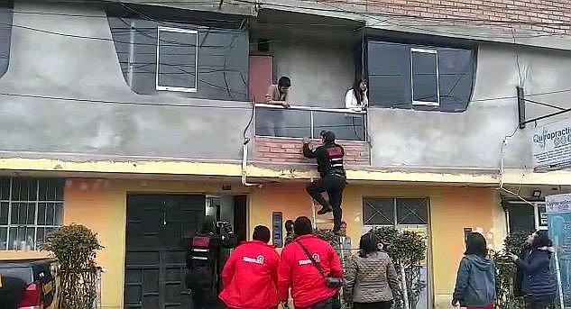 Serenos ingresan por ventana de vivienda para salvar a mujer de presunto intento de feminicidio (VIDEO)