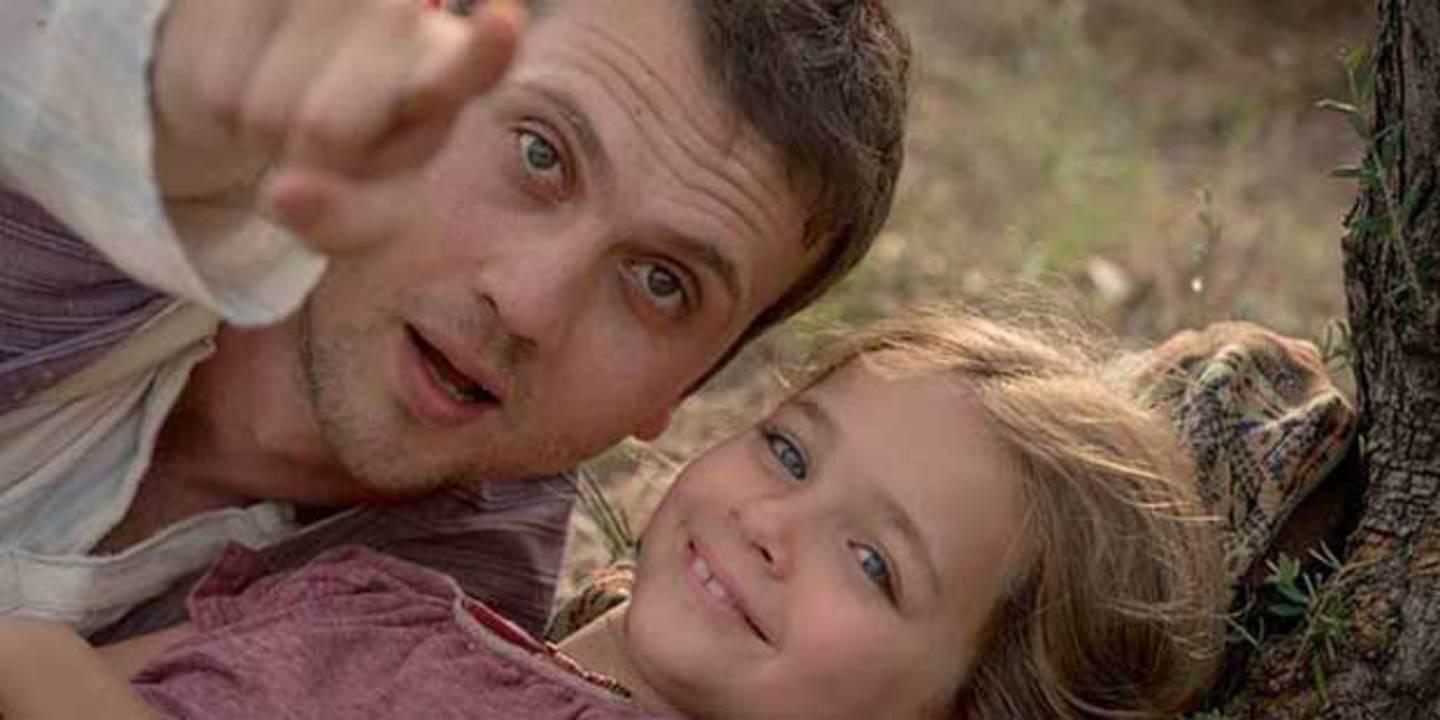 Memo y Ova juntos jugando en una de las escenas de  "Miracle in Cell No. 7" (Foto: Netflix)