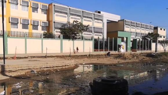Más de 1700 alumnos se ven perjudicados por colapsos de desagüe frente al colegio Nicolás La Torre.