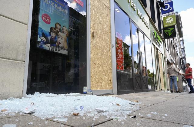 Los cristales rotos yacen en el pavimento frente a una tienda de teléfonos móviles en una zona peatonal en Stuttgart, en el sur de Alemania. (THOMAS KIENZLE / AFP)