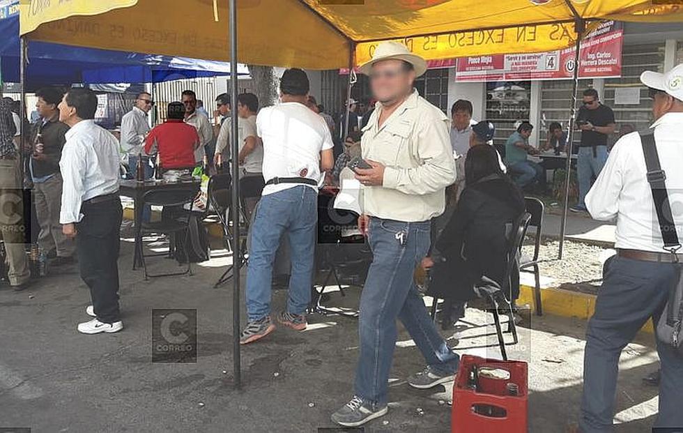 Ingenieros que acudieron a elecciones ocuparon calle para beber (FOTOS)