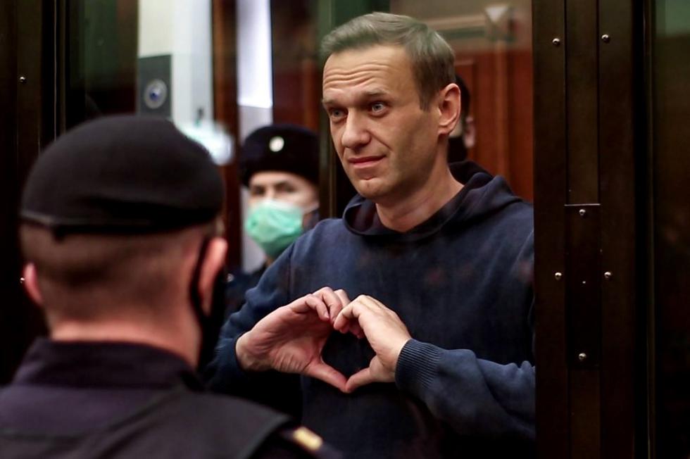 Nada más ser condenado, Navalni, que acusa al presidente, Vladímir Putin, de ordenar su asesinato, llamó a sus partidarios a protestar cerca del Kremlin. "Nos vamos a concentrar ahora en el centro de Moscú. Os esperamos en la plaza del Manezh. ¡Venid!", informó el equipo de Navalni en su canal de Telegram. (Texto: EFE / Foto: Alexey PAVLOVSKY / Moscow City Court / AFP)