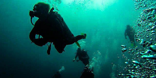 Mueren seis buzos al intentar rescatar un menor en un pozo en Malasia  