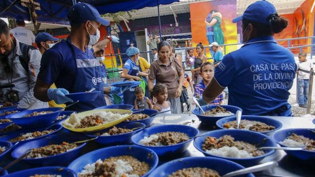 Colombia, Honduras, Bolivia, Nicaragua y Haití cuentan con programas de alimentación en los colegios implementados directamente por el PMA, que está evaluando alternativas con las autoridades nacionales. Imagen referencial en Colombia. (AFP).