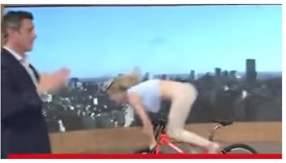 Periodista sufrió terrible golpe al querer hacer un truco en bicicleta (VIDEO)