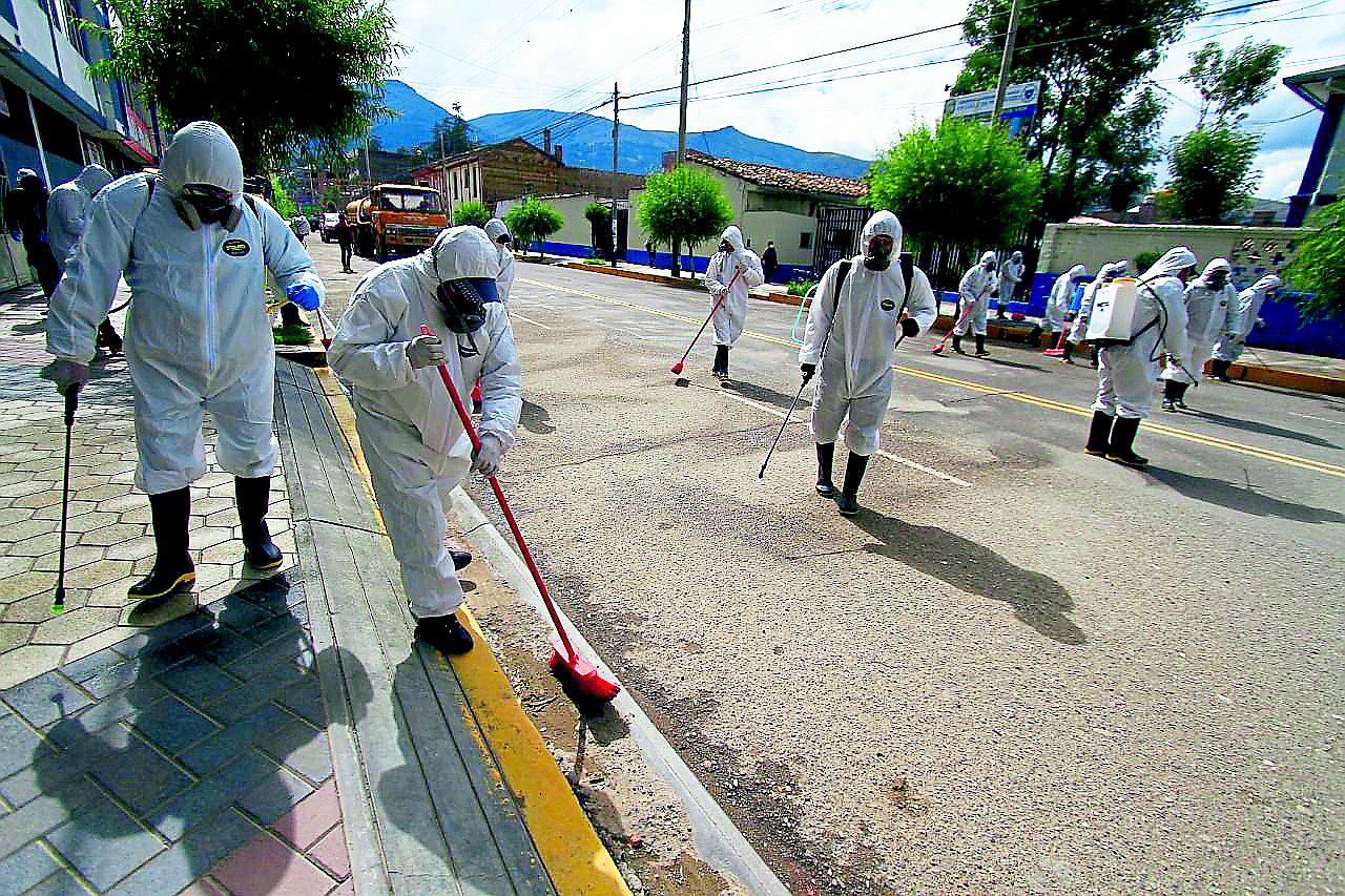 Fumigan principales calles de Huancayo y Chilca para evitar virus