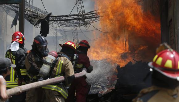 Bomberos atienden incendio en almacén de madera en Parque Industrial de Villa El Salvador. Fotos: Violeta Ayasta/GEC