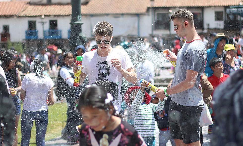 Cusqueños y turistas celebraron así el último día de Carnavales (FOTOS)
