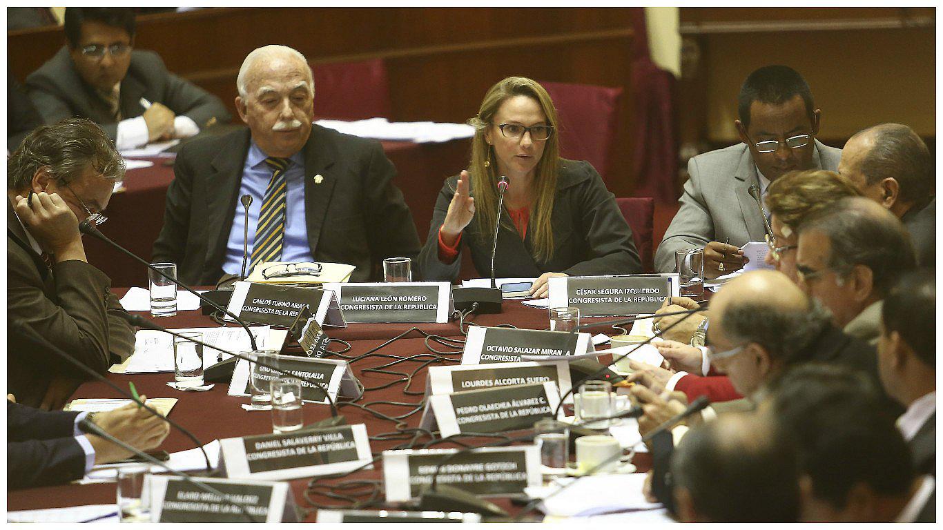 Comisión de Defensa analiza contrato del Ejército