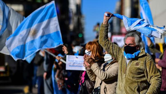 Gobierno argentino pidió “no cantar, gritar ni reírse” para evitar contagios de COVID-19 (AFP/RONALDO SCHEMIDT).