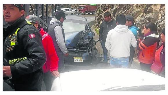 Automóvil en el que viajaba una familia se estrella con  un volquete en Carretera Central