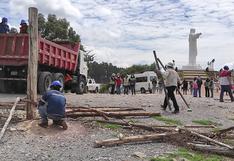 Cusco: retiran cercos y alambres de púas que instalaron irregularmente en Sacsayhuamán (FOTOS)