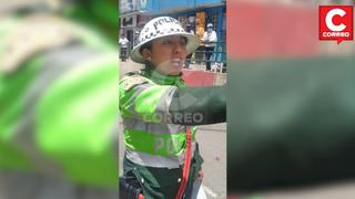 Polémica reacción de policía cuando conductor le pide que lo deje pasar porque lleva parturienta (VIDEO)