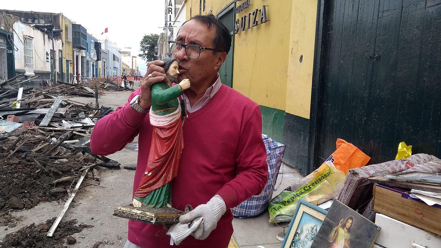 Hallan figura de San Judas Tadeo en medio de casona incendiada en Trujillo (FOTO) 
