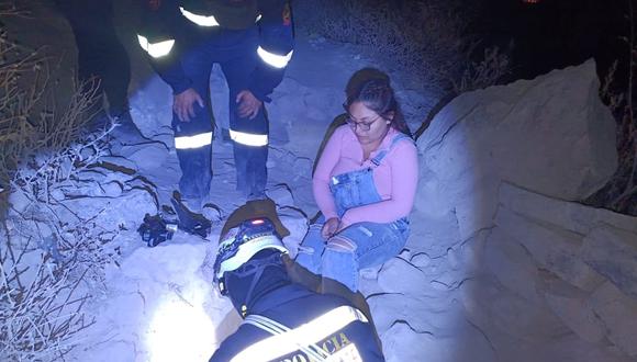 Policías ayudan a pareja que quedó en el camino del Colca, a causa de lesión